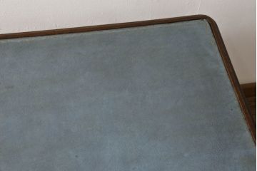 ワークデスクの見た目を変えずに綺麗にリペア!天板のレザートップは革専用のクリーナー・ワックスで仕上げ。修繕箇所は本体と馴染ませ、現状の品物に合わせて1トーン程落ち着いた色に着色。(在宅ワーク、在宅用、カフェテーブル、平机)