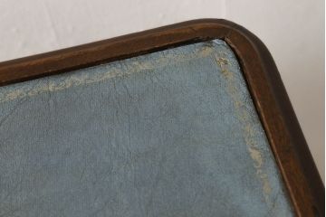 ワークデスクの見た目を変えずに綺麗にリペア!天板のレザートップは革専用のクリーナー・ワックスで仕上げ。修繕箇所は本体と馴染ませ、現状の品物に合わせて1トーン程落ち着いた色に着色。(在宅ワーク、在宅用、カフェテーブル、平机)