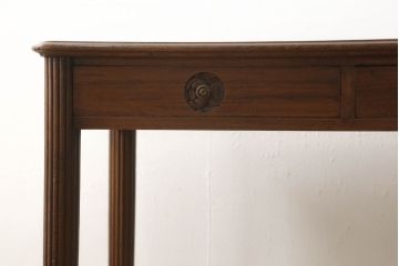 ワークデスクの見た目を変えずに綺麗にリペア!天板のレザートップは革専用のクリーナー・ワックスで仕上げ。修繕箇所は本体と馴染ませ、現状の品物に合わせて1トーン程落ち着いた色に着色。(在宅ワーク、在宅用、カフェテーブル、平机)