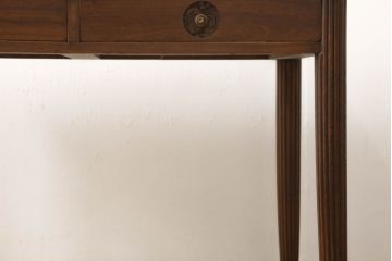 ワークデスクの見た目を変えずに綺麗にリペア!天板のレザートップは革専用のクリーナー・ワックスで仕上げ。修繕箇所は本体と馴染ませ、現状の品物に合わせて1トーン程落ち着いた色に着色。(在宅ワーク、在宅用、カフェテーブル、平机)