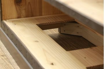 佐渡箪笥をリペア&カスタム!上下段を横に並べて使用できるよう、それぞれ天板・台輪を製作し取り付け。指定の箇所に配線用穴あけ加工。竿通しを取り除いて埋木し、色合わせ。本体は現状の色味を活かし、製作した天板・台輪は本体の色味に合わせて仕上げ。(八幡箪笥、和たんす、収納箪笥、時代箪笥、衣装タンス、引き出し)