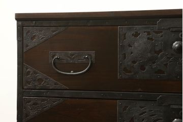 佐渡箪笥をリペア&カスタム!上下段を横に並べて使用できるよう、それぞれ天板・台輪を製作し取り付け。指定の箇所に配線用穴あけ加工。竿通しを取り除いて埋木し、色合わせ。本体は現状の色味を活かし、製作した天板・台輪は本体の色味に合わせて仕上げ。(八幡箪笥、和たんす、収納箪笥、時代箪笥、衣装タンス、引き出し)