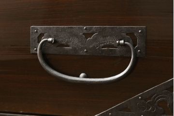 佐渡箪笥をリペア&カスタム!上下段を横に並べて使用できるよう、それぞれ天板・台輪を製作し取り付け。指定の箇所に配線用穴あけ加工。竿通しを取り除いて埋木し、色合わせ。本体は現状の色味を活かし、製作した天板・台輪は本体の色味に合わせて仕上げ。(八幡箪笥、和たんす、収納箪笥、時代箪笥、衣装タンス、引き出し)
