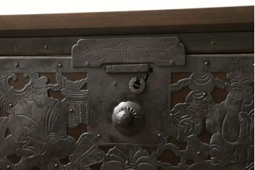 佐渡箪笥をリペア&カスタム!上下段を横に並べて使用できるよう、それぞれ天板・台輪を製作し取り付け。指定の箇所に配線用穴あけ加工。竿通しを取り除いて埋木し、色合わせ。本体は現状の色味を活かし、製作した天板・台輪は本体の色味に合わせて仕上げ。(八幡箪笥、和たんす、収納箪笥、時代箪笥、衣装タンス、引き出し)