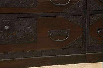 佐渡箪笥をリペア&カスタム!上下段を横に並べて使用できるよう、それぞれ天板・台輪を製作し取り付け。指定の箇所に配線用穴あけ加工。竿通しを取り除いて埋木し、色合わせ。本体は現状の色味を活かし、製作した天板・台輪は本体の色味に合わせて仕上げ。(八幡箪笥、和たんす、収納箪笥、時代箪笥、衣装タンス、引き出し)