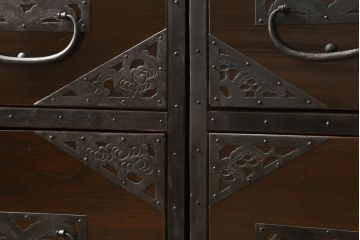 佐渡箪笥をリペア&カスタム!上下段を横に並べて使用できるよう、それぞれ天板・台輪を製作し取り付け。指定の箇所に配線用穴あけ加工。竿通しを取り除いて埋木し、色合わせ。本体は現状の色味を活かし、製作した天板・台輪は本体の色味に合わせて仕上げ。(八幡箪笥、和たんす、収納箪笥、時代箪笥、衣装タンス、引き出し)
