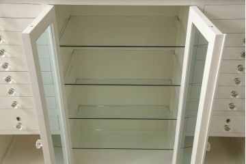 デンタルケースをリペア&カスタム!すりガラス天板を形に合うように新規で製作し取り付け。色味は当店商品を参考にアンティークホワイトにペイント。(ケビントガラスケース、収納棚、戸棚)