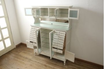 デンタルケースをリペア&カスタム!すりガラス天板を形に合うように新規で製作し取り付け。色味は当店商品を参考にアンティークホワイトにペイント。(ケビントガラスケース、収納棚、戸棚)