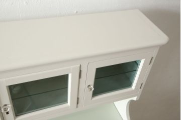 デンタルケースをリペア&カスタム!すりガラス天板を形に合うように新規で製作し取り付け。色味は当店商品を参考にアンティークホワイトにペイント。(ケビントガラスケース、収納棚、戸棚)