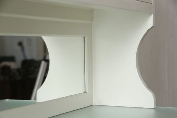 デンタルケースをリペア&カスタム!すりガラス天板を形に合うように新規で製作し取り付け。色味は当店商品を参考にアンティークホワイトにペイント。(ケビントガラスケース、収納棚、戸棚)