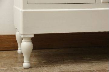 デンタルケースをリペア&カスタム!すりガラス天板を形に合うように新規で製作し取り付け。色味は当店商品を参考にアンティークホワイトにペイント。(ケビントガラスケース、収納棚、戸棚)
