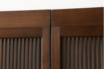 格子戸2枚をリペア&カスタム!高さをリサイズし、木瓜ガラスからモールガラス、格子裏はすりガラスへ変更。上吊り式仕様に加工し、本体は現状の色味を活かして仕上げ。(建具、引き戸)