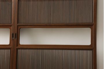 格子戸2枚をリペア&カスタム!高さをリサイズし、木瓜ガラスからモールガラス、格子裏はすりガラスへ変更。上吊り式仕様に加工し、本体は現状の色味を活かして仕上げ。(建具、引き戸)