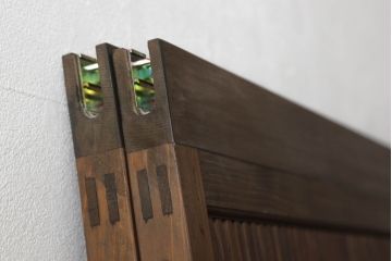 格子戸2枚をリペア&カスタム!高さをリサイズし、木瓜ガラスからモールガラス、格子裏はすりガラスへ変更。上吊り式仕様に加工し、本体は現状の色味を活かして仕上げ。(建具、引き戸)