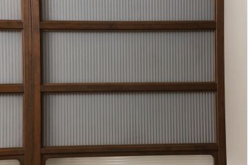 格子戸2枚をリペア&カスタム!高さをリサイズし、木瓜ガラスからモールガラス、格子裏はすりガラスへ変更。上吊り式仕様に加工し、本体は現状の色味を活かして仕上げ。(建具、引き戸)