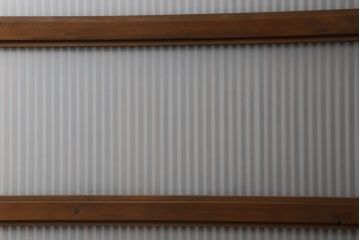 格子戸2枚をリペア&カスタム!高さをリサイズし、木瓜ガラスからモールガラス、格子裏はすりガラスへ変更。上吊り式仕様に加工し、本体は現状の色味を活かして仕上げ。(建具、引き戸)