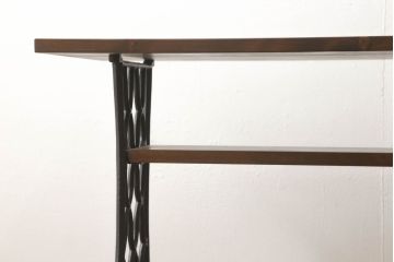 ミシンの鉄脚をリペア&カスタム!当店のオーダー家具を参考に横長のテーブルにリメイク。天板を取り付け、天板幅に合わせて脚を切断し取り付け。本体に合わせた棚板を製作し、天板・棚板はマホガニーのように濃い飴色、鉄脚は黒でペイント。(シンガーミシン、ミシンテーブル、ミシン台)