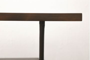 ミシンの鉄脚をリペア&カスタム!当店のオーダー家具を参考に横長のテーブルにリメイク。天板を取り付け、天板幅に合わせて脚を切断し取り付け。本体に合わせた棚板を製作し、天板・棚板はマホガニーのように濃い飴色、鉄脚は黒でペイント。(シンガーミシン、ミシンテーブル、ミシン台)