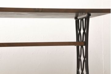 ミシンの鉄脚をリペア&カスタム!当店のオーダー家具を参考に横長のテーブルにリメイク。天板を取り付け、天板幅に合わせて脚を切断し取り付け。本体に合わせた棚板を製作し、天板・棚板はマホガニーのように濃い飴色、鉄脚は黒でペイント。(シンガーミシン、ミシンテーブル、ミシン台)