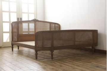ベッドフレームをリペア&カスタム!ベッドに合わせてすのこを製作し、すのこ設置位置を加工し調整。本体は現状の品物に合わせて1トーン程落ち着いた色に着色し、修繕箇所は本体と馴染むよう仕上げ。(クイーンサイズ)