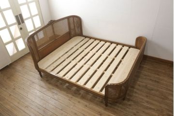 ベッドフレームをリペア&カスタム!ベッドに合わせてすのこを製作し、すのこ設置位置を加工し調整。本体は現状の品物に合わせて1トーン程落ち着いた色に着色し、修繕箇所は本体と馴染むよう仕上げ。(クイーンサイズ)