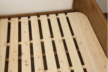 ベッドフレームをリペア&カスタム!ベッドに合わせてすのこを製作し、すのこ設置位置を加工し調整。本体は現状の品物に合わせて1トーン程落ち着いた色に着色し、修繕箇所は本体と馴染むよう仕上げ。(クイーンサイズ)