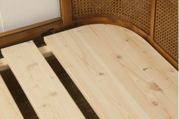 ベッドフレームをリペア&カスタム!ベッドに合わせてすのこを製作し、すのこ設置位置を加工し調整。本体は現状の品物に合わせて1トーン程落ち着いた色に着色し、修繕箇所は本体と馴染むよう仕上げ。(クイーンサイズ)