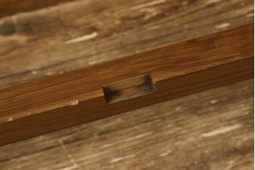 ベッドフレームをリペア&カスタム!ベッドに合わせてすのこを製作し、すのこ設置位置を加工し調整。本体は現状の品物に合わせて1トーン程落ち着いた色に着色し、修繕箇所は本体と馴染むよう仕上げ。(クイーンサイズ)