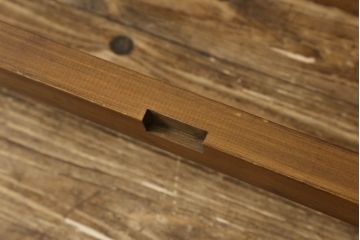 ベッドフレームをリペア&カスタム!ベッドに合わせてすのこを製作し、すのこ設置位置を加工し調整。本体は現状の品物に合わせて1トーン程落ち着いた色に着色し、修繕箇所は本体と馴染むよう仕上げ。(クイーンサイズ)