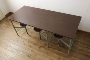 格納スツール6脚付きテーブルをリペア&カスタム!当店商品を参考に天板と座面を交換、キャスター部分は着色して仕上げ。(6人用ダイニングテーブル、作業台)