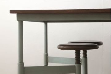 格納スツール6脚付きテーブルをリペア&カスタム!当店商品を参考に天板と座面を交換、キャスター部分は着色して仕上げ。(6人用ダイニングテーブル、作業台)
