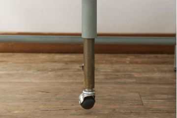 格納スツール6脚付きテーブルをリペア&カスタム!当店商品を参考に天板と座面を交換、キャスター部分は着色して仕上げ。(6人用ダイニングテーブル、作業台)
