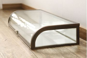 ショーケースをリペア&カスタム!真鍮製のストッパーを当店商品を参考に職人が手作業で製作し取り付け。(ガラスケース、店舗什器)