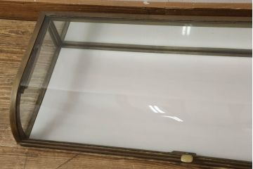 ショーケースをリペア&カスタム!真鍮製のストッパーを当店商品を参考に職人が手作業で製作し取り付け。(ガラスケース、店舗什器)