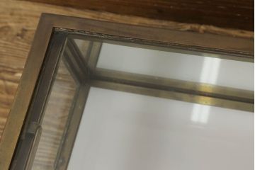 ショーケースをリペア&カスタム!真鍮製のストッパーを当店商品を参考に職人が手作業で製作し取り付け。(ガラスケース、店舗什器)