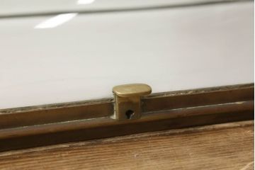 ショーケースをリペア&カスタム!真鍮製のストッパーを当店商品を参考に職人が手作業で製作し取り付け。(ガラスケース、店舗什器)