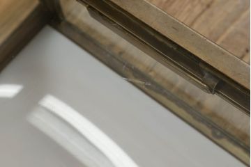 ショーケースをリペア&カスタム!真鍮製のストッパーを当店商品を参考に職人が手作業で製作し取り付け。(ガラスケース、店舗什器)