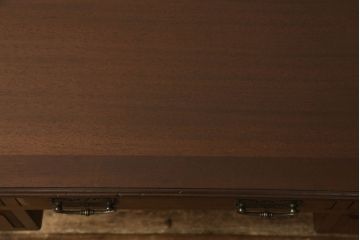 ニーホールデスクをリペア&カスタム!天板を新材のマホガニー突板にて交換。本体は現状のお品物に合わせて1トーン程落ち着いた色に着色し、修繕箇所は本体と馴染むように。(両袖机、テーブル、ワークデスク、在宅ワーク、在宅用、作業デスク)