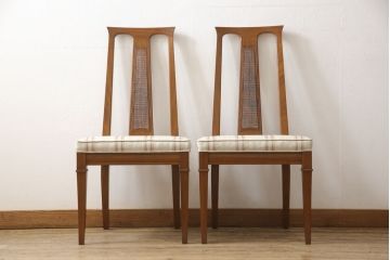 ダイニングチェア2脚をリペア&カスタム!座面の硬さを調整し、デザインが左右対称になるよう座面生地を張りかえ、共布でパイピングを製作し取り付け。籐の部分をできる限り修復。本体は現状の色味を活かして仕上げ。(サイドチェア、椅子、イス)