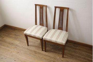 ダイニングチェア2脚をリペア&カスタム!座面の硬さを調整し、デザインが左右対称になるよう座面生地を張りかえ、共布でパイピングを製作し取り付け。籐の部分をできる限り修復。本体は現状の色味を活かして仕上げ。(サイドチェア、椅子、イス)