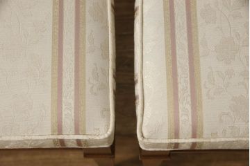 ダイニングチェア2脚をリペア&カスタム!座面の硬さを調整し、デザインが左右対称になるよう座面生地を張りかえ、共布でパイピングを製作し取り付け。籐の部分をできる限り修復。本体は現状の色味を活かして仕上げ。(サイドチェア、椅子、イス)