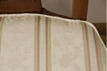 ダイニングチェア2脚をリペア&カスタム!座面の硬さを調整し、デザインが左右対称になるよう座面生地を張りかえ、共布でパイピングを製作し取り付け。籐の部分をできる限り修復。本体は現状の色味を活かして仕上げ。(サイドチェア、椅子、イス)