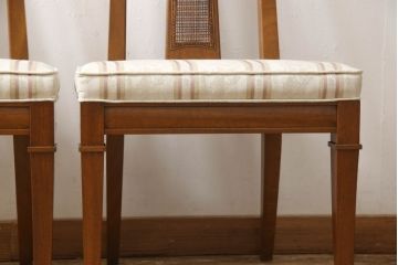 ダイニングチェア2脚をリペア&カスタム!座面の硬さを調整し、デザインが左右対称になるよう座面生地を張りかえ、共布でパイピングを製作し取り付け。籐の部分をできる限り修復。本体は現状の色味を活かして仕上げ。(サイドチェア、椅子、イス)