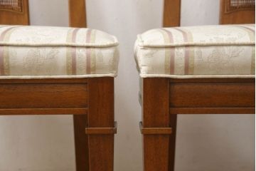 ダイニングチェア2脚をリペア&カスタム!座面の硬さを調整し、デザインが左右対称になるよう座面生地を張りかえ、共布でパイピングを製作し取り付け。籐の部分をできる限り修復。本体は現状の色味を活かして仕上げ。(サイドチェア、椅子、イス)