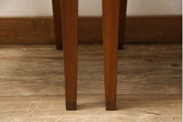 ダイニングチェア2脚をリペア&カスタム!座面の硬さを調整し、デザインが左右対称になるよう座面生地を張りかえ、共布でパイピングを製作し取り付け。籐の部分をできる限り修復。本体は現状の色味を活かして仕上げ。(サイドチェア、椅子、イス)
