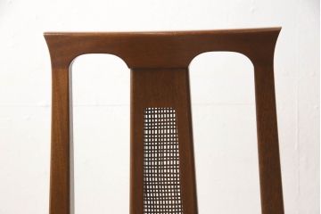 ダイニングチェア2脚をリペア&カスタム!座面の硬さを調整し、デザインが左右対称になるよう座面生地を張りかえ、共布でパイピングを製作し取り付け。籐の部分をできる限り修復。本体は現状の色味を活かして仕上げ。(サイドチェア、椅子、イス)