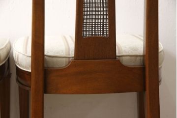 ダイニングチェア2脚をリペア&カスタム!座面の硬さを調整し、デザインが左右対称になるよう座面生地を張りかえ、共布でパイピングを製作し取り付け。籐の部分をできる限り修復。本体は現状の色味を活かして仕上げ。(サイドチェア、椅子、イス)