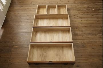 重ね箪笥をリペア&カスタム!天板を裏から補強し、全体のバランスをみて台輪を取り付け。棚・引き出し内部は着色せず、新材を使用する台輪は着色後の本体に合わせて着色。(収納箪笥、衣装箪笥、引き出し、和タンス)