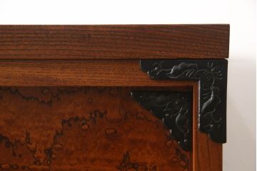 重ね箪笥をリペア&カスタム!天板を裏から補強し、全体のバランスをみて台輪を取り付け。棚・引き出し内部は着色せず、新材を使用する台輪は着色後の本体に合わせて着色。(収納箪笥、衣装箪笥、引き出し、和タンス)