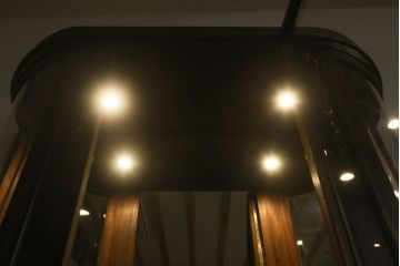 キャビネットをリペア&カスタム!背面の形状に合わせてミラーを取り付け、バランスを見てつまみも取り付け。内部天井にLEDライト、扉部分にマグネットキャッチ、脚裏にフェルトを取り付け。(ガラスケース、ショーケース、飾り棚、陳列棚、店舗什器)